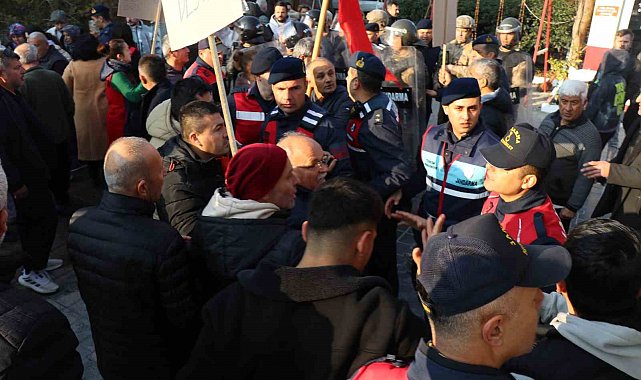 Mühürlemeye karşı çıkan işletme sahiplerine biber gazıyla müdahale edildi