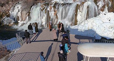 Muradiye Şelalesi muhteşem güzelliğiyle ziyaretçilerini ağırlıyor