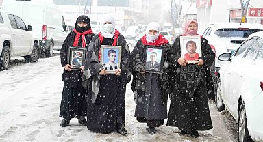 Muş'ta aileler kar altında evlat nöbetini sürdürüyor