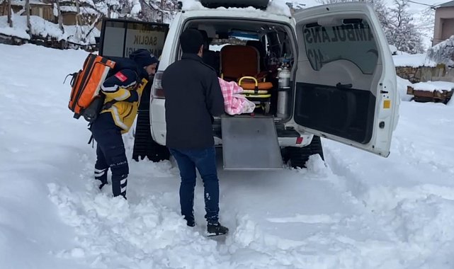 Muş'ta altı aylık bebek paletli ambulansla kurtarıldı