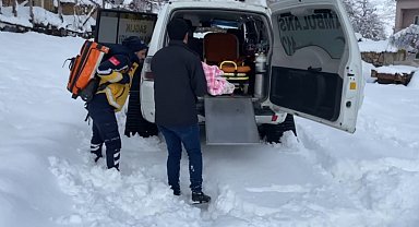 Muş'ta altı aylık bebek paletli ambulansla kurtarıldı