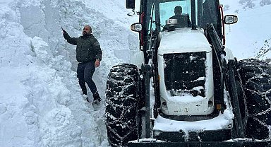 Muş'ta iş makinesinin üzerine çığ düştü