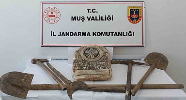 Muş'ta kaçak kazıya suçüstü: Tarihi mermer parçası ele geçirildi