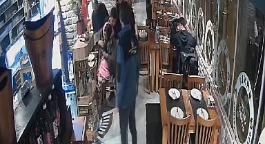 Nefes borusuna yiyecek takılan İngiliz turisti, garsonun Heimlich manevrası kurtardı