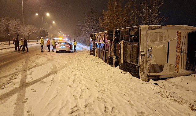 Nevşehir'de buzlu yolda devrilen yolcu otobüsündeki 5 kişi yaralandı