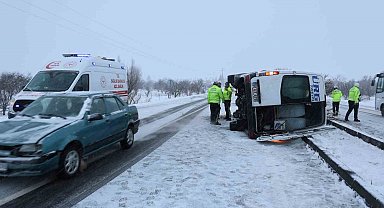Nevşehir'de kontrolden çıkan minibüs devrildi: 6 yaralı