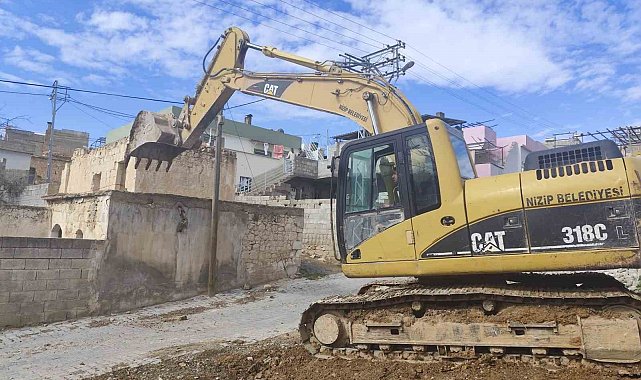Nizip Belediyesi, tehlike arz eden metruk binaları yıktı