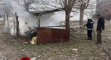 Odunlukta çıkan yangın evlere sıçramadan söndürüldü