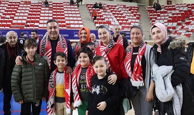 Öğrenciler, 'Erkekler Voleybol 1. Lig Yükselme Maçları'nı tribünden takip etti