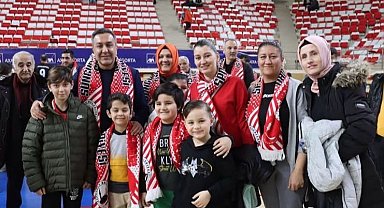 Öğrenciler, 'Erkekler Voleybol 1. Lig Yükselme Maçları'nı tribünden takip etti