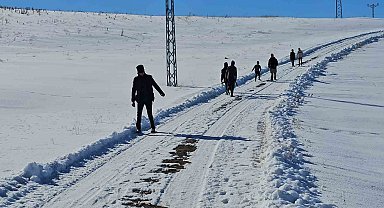 Öğrenciler sömestr tatilinde kızakla kayarak eğleniyor