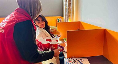 Öğrencilere sıcak çorba ikramında bulundular