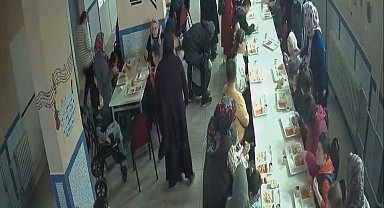 Öğrencisinin hayatını Heimlich manevrası ile kurtardı