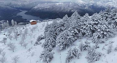 Oğuzlar ilçesinde kar yağışı kartpostallık görüntüler oluşturdu