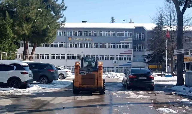 Okul bahçelerinde kar ve buz temizliği