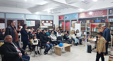 Okul servisinde öğrendikleri şiirleri ailelerine okudular