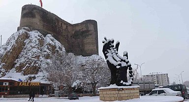 Oltu'da yoğun kar yağışı etkili oldu