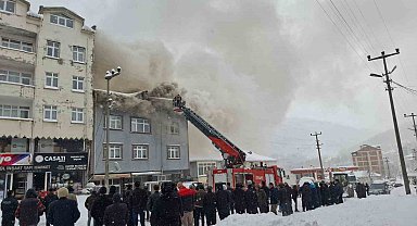 Ordu'da 3 katlı apartmanın çatı katı alevlere teslim oldu