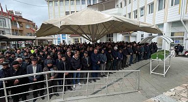 Ormanlık alanda ölü bulunan Kemal Aksüzek gözyaşlarıyla toprağa verildi