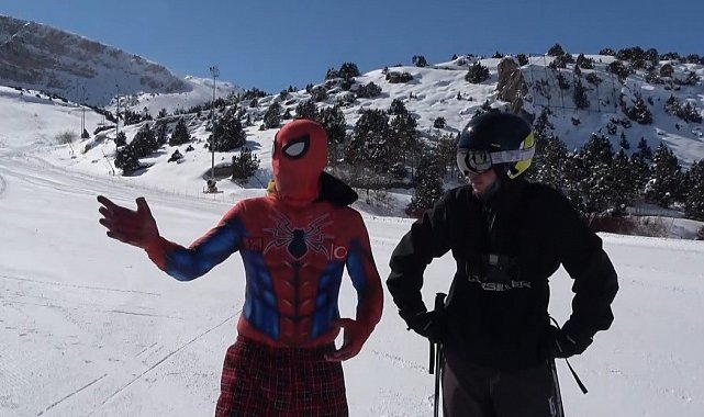 Örümcek Adam kostümüyle Ergan'da dikkat çekti