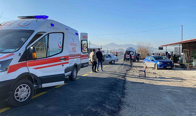 Osmaniye'de iki otomobil kafa kafaya çarpıştı: 3 yaralı