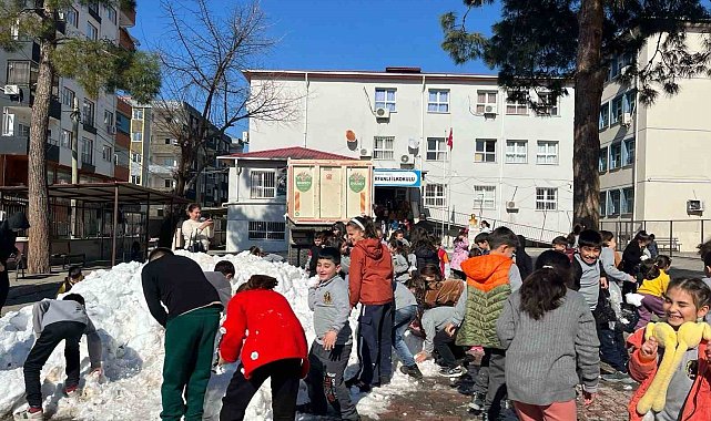 Osmaniye'de öğrencilerin kar heyecanı