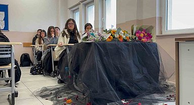 Otel faciasında yaşamını yitiren Lalin'in masası çiçeklerle donatıldı