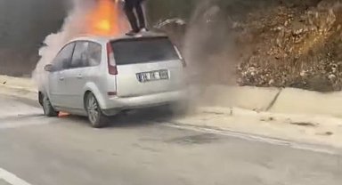 Otomobil alev topuna döndü, canını hiçe sayıp yangını söndürmeye çalıştı
