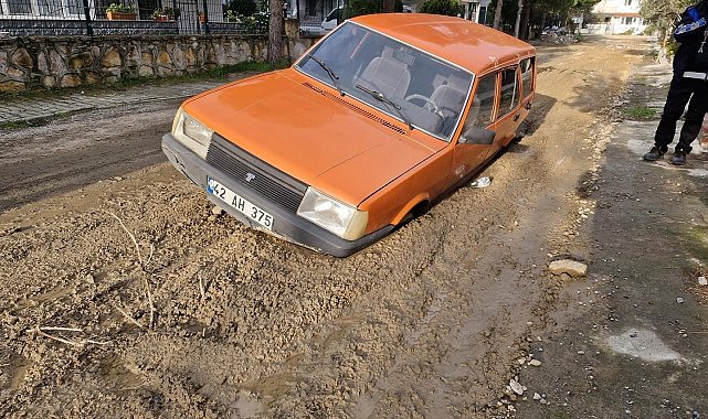 Otomobil çamura gömüldü