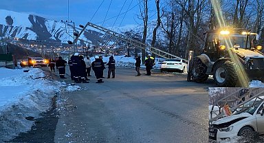 Otomobil elektrik direğine çarptı: 2 yaralı