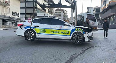 Otomobil ile polis aracı çarpıştı: 1'i çocuk 4 yaralı