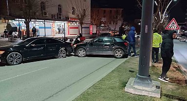 Otomobil, park halindeki otomobile çarptı: 1 yaralı