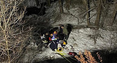 Otomobil şarampole devrildi, yaralılar AFAD ekiplerince çıkarıldı