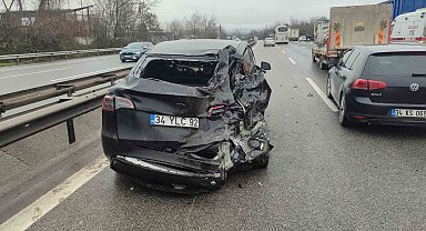 Otomobile çarpan kamyon şarampole devrildi: 3 yaralı