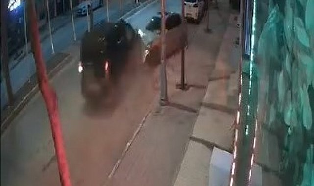 Park halindeki araca çarpıp kaçtı: O anlar kamerada