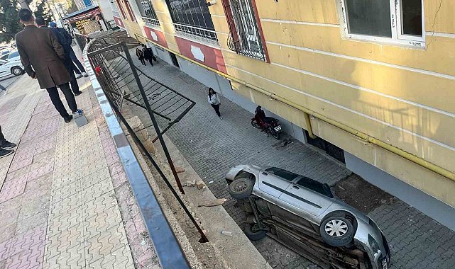 Park halindeki otomobil apartman boşluğuna düştü