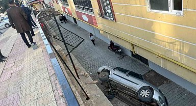 Park halindeki otomobil apartman boşluğuna düştü