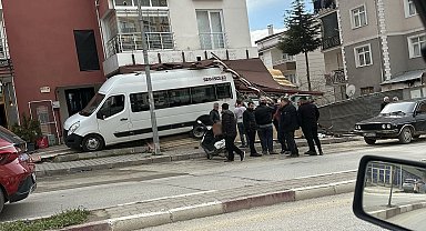 Park halindeki servis minibüsü kayarak dükkana girdi