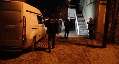 Pencereden girdiği evde husumetlisini silahla yaralayıp kaçtı