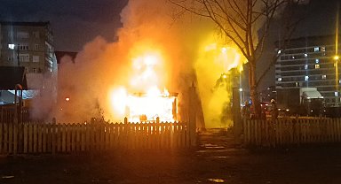 Pendik'te bungalov ev alev alev yandı