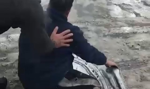 Pendik'te gençlerin kar eğlencesi: Araç kaportasıyla kaydılar