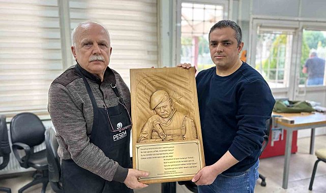 Pendik'te işitme engelli kursiyerden anlamlı eser: Ömer Halisdemir'in ahşap portresini yaptı