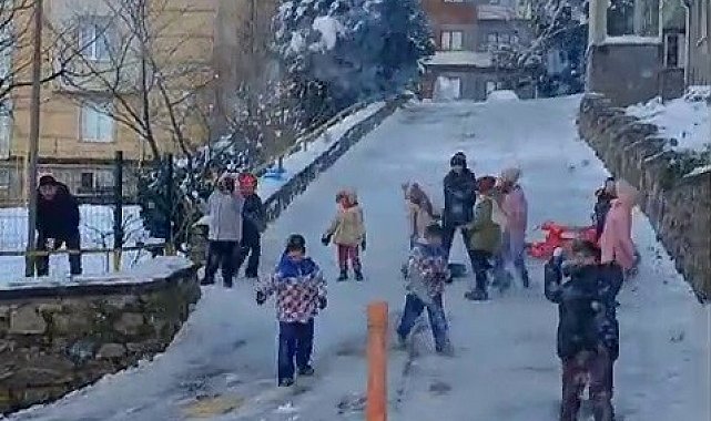 Pendik'te karın temizlenmesini istemeyen çocuklar kar küreme aracını kar topu ile püskürttü