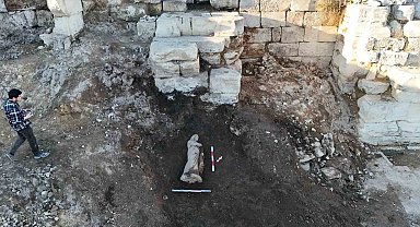 Perge Antik Kenti'nde beş yeni heykel gün yüzüne çıkarıldı