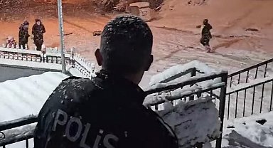 Polis ekiplerinden kışın güzelliğinde sıcak görüntüler