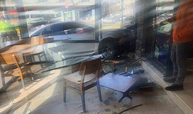 Polis uygulamasından kaçan araç pastaneye daldı, içinden 50 bin dolar ve silah çıktı