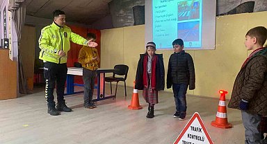 Polisten çocuklara trafik güvenliği ve trafik bilinci eğitimi