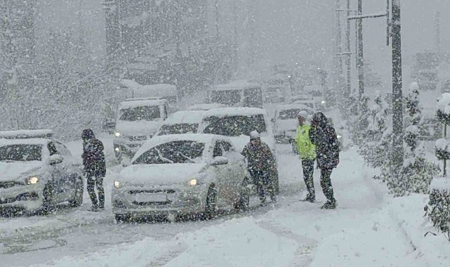 Rampa çıkamayan araçlar trafiği sıkıştırdı