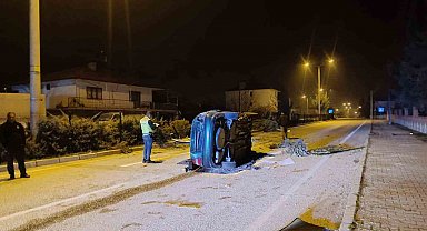Refüjdeki ağaçlara çarpıp hurdaya dönen otomobilin sürücüsü hayatını kaybetti