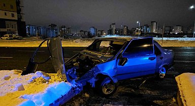 Refüje çarpan Fiat Tofaş perte çıktı: 3 yaralı
